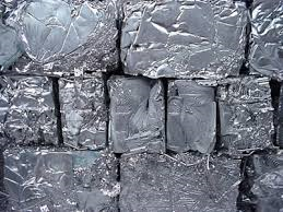 Una pila de bloques de aluminio triturados apilados uno encima del otro.