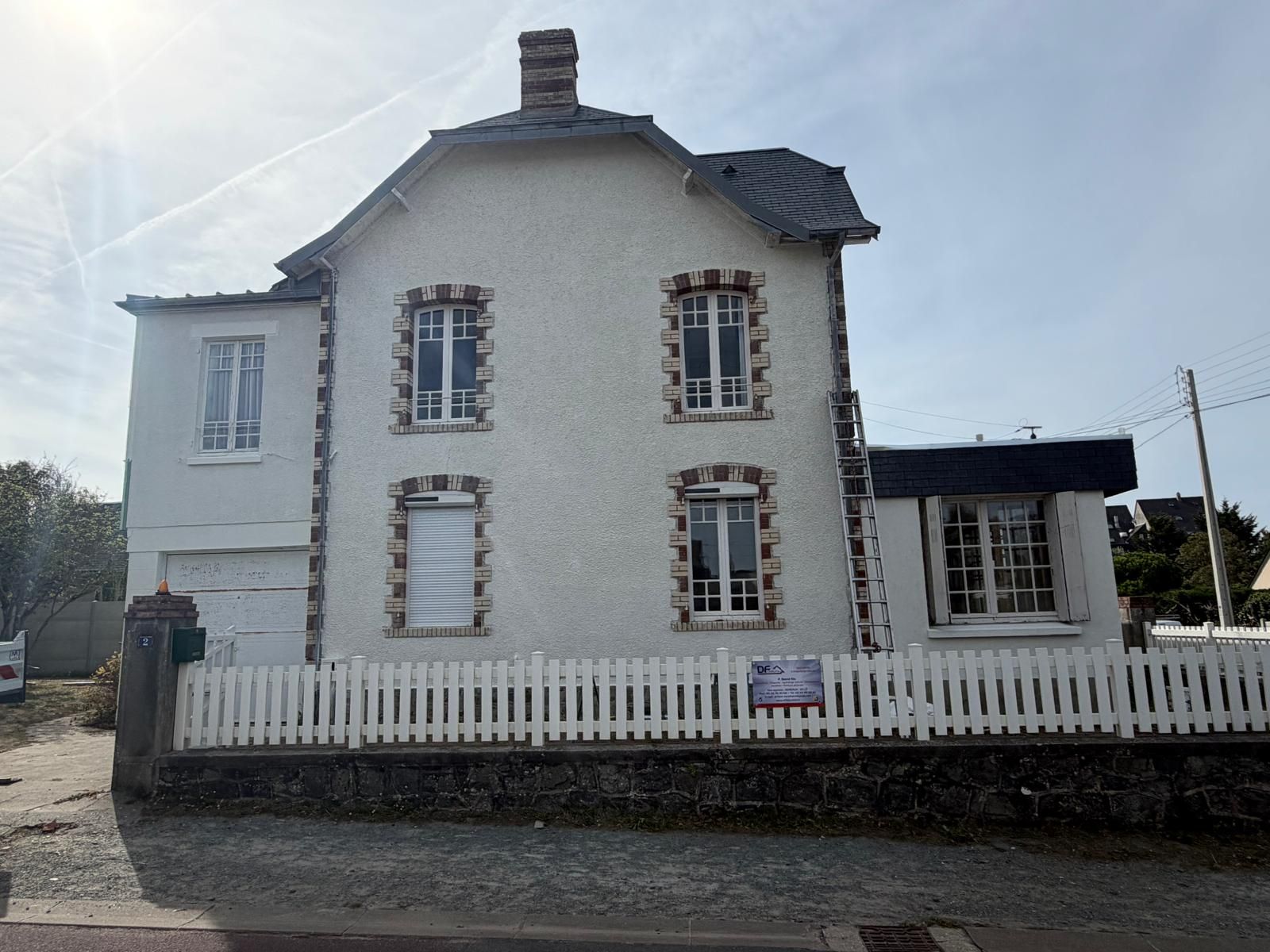Maison en crépi blanc après ravalement.