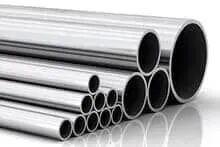 Um monte de tubos de aço inoxidável empilhados uns sobre os outros em uma superfície branca.