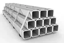 Uma pilha de tubos de metal quadrados empilhados uns sobre os outros em um fundo branco.
