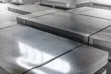 Um monte de chapas de metal empilhadas umas sobre as outras sobre uma mesa.