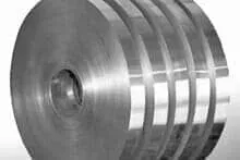 Um close de uma roda de metal em uma superfície branca.