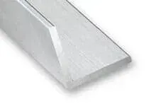 Um close de um pedaço de metal em uma superfície branca.