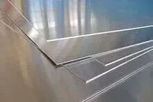 Uma pilha de folhas de alumínio colocadas umas sobre as outras sobre uma mesa.
