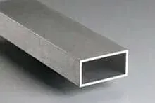 Um tubo retangular de aço inoxidável está sobre uma mesa.
