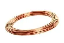 Um close de uma bobina de fio de cobre em um fundo branco.