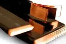 Uma pilha de livros empilhados uns sobre os outros sobre uma mesa.
