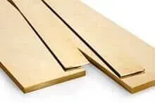 Dois pedaços de papelão são empilhados um sobre o outro em uma superfície branca.