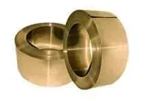 Dois rolos de fita de latão sobre um fundo branco.