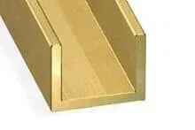 Um close de um canal em U de latão em um fundo branco.