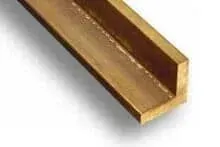 Um close de uma barra angular de latão em uma superfície branca.