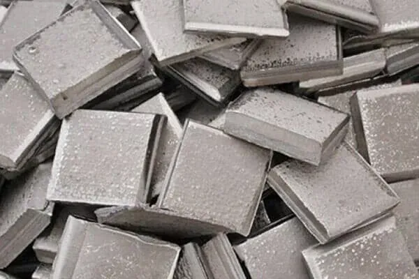 Uma pilha de pedaços de metal empilhados uns sobre os outros.