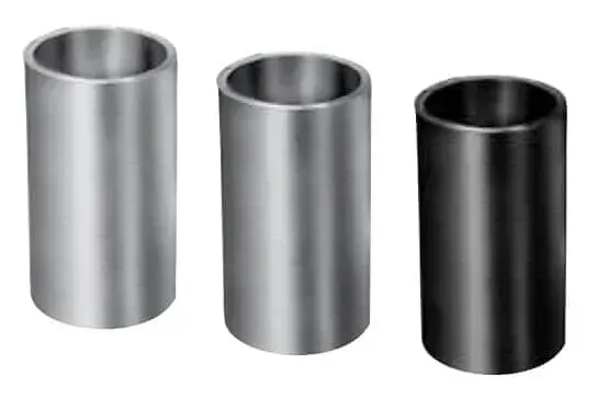 Três cilindros de metal de tamanhos diferentes em um fundo branco