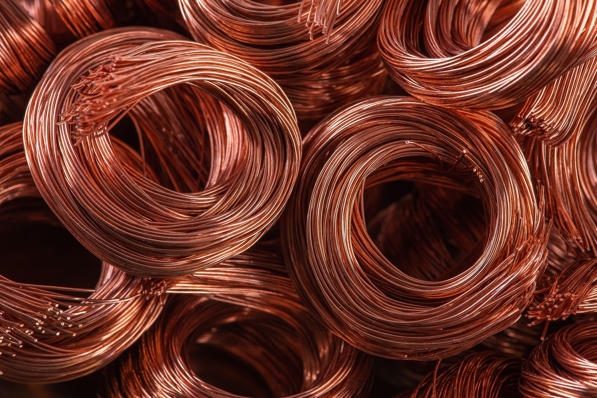 Uma pilha de fios de cobre empilhados uns sobre os outros.