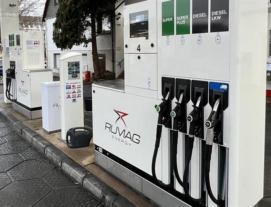 Eine Reihe von Zapfsäulen an einer Rumag-Tankstelle