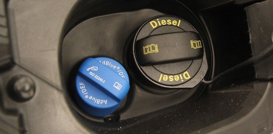 Eine Nahaufnahme von einem Diesel-Tankdeckel auf einem Auto