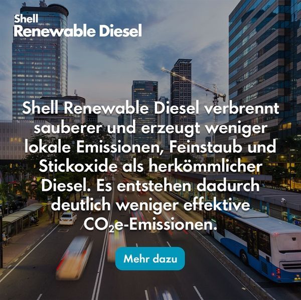 Eine Anzeige für erneuerbaren Diesel von Shell mit einer Stadt im Hintergrund