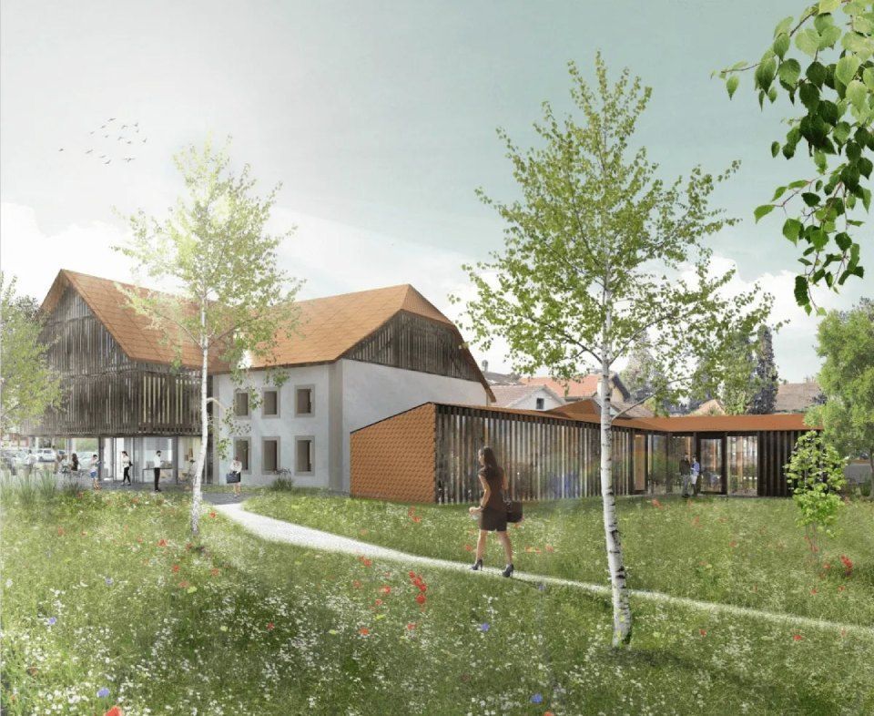 Une femme marche sur un chemin devant un grand bâtiment