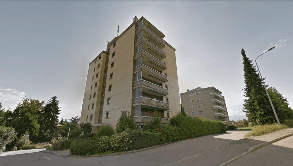 Un grand immeuble d'appartements avec beaucoup de balcons