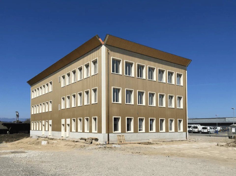 Un grand bâtiment marron avec beaucoup de fenêtres