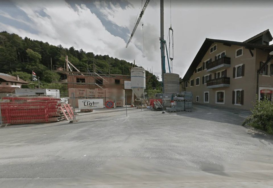 Un chantier de construction avec une grue et un bâtiment en arrière-plan