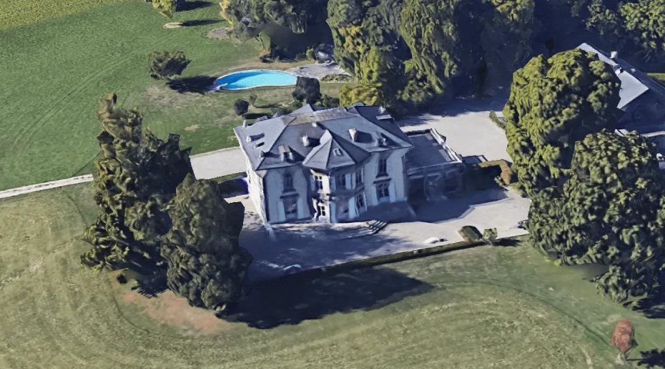 Une vue aérienne d'une grande maison avec une piscine dans l'arrière-cour