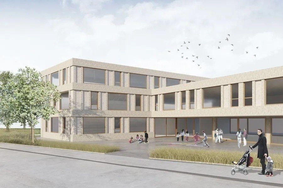 Un homme pousse une poussette devant un grand bâtiment.