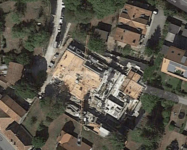 Une vue aérienne d'un bâtiment en construction dans un quartier résidentiel