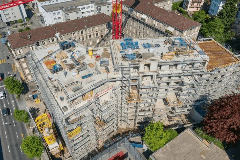 Une vue aérienne d'un bâtiment en construction dans une ville.