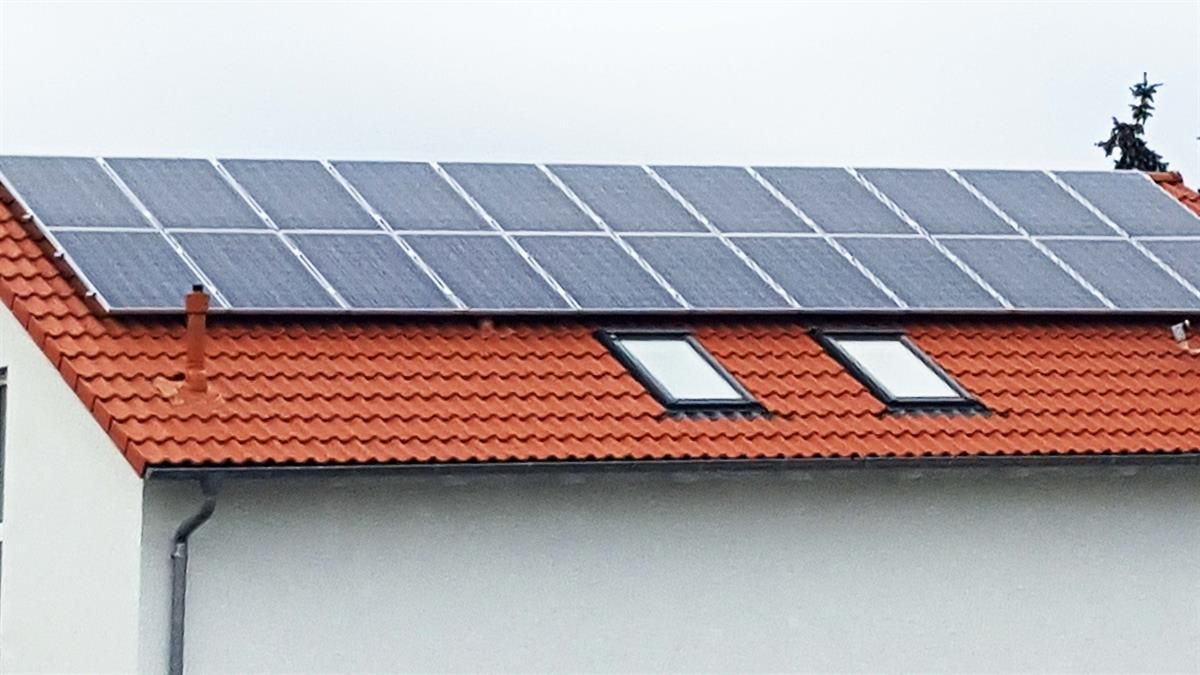 Ein Dach mit vielen Sonnenkollektoren darauf