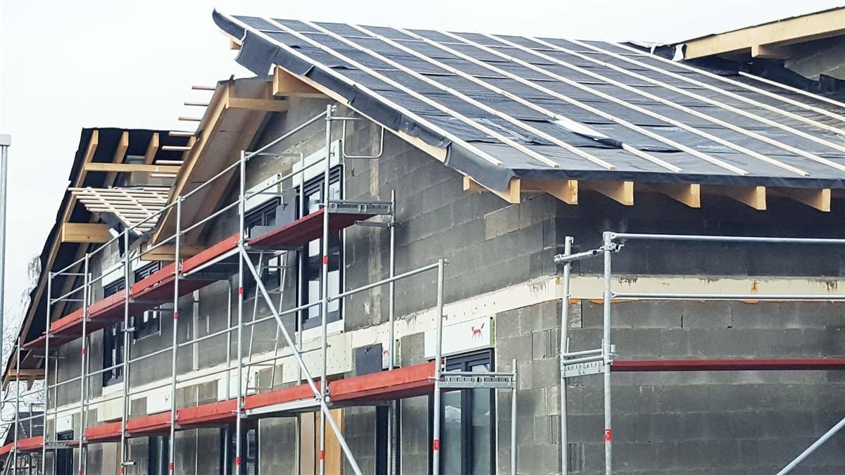 Ein im Bau befindliches Gebäude mit Gerüst und Dach