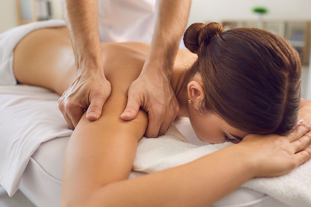 Eine Frau bekommt in einem Spa eine Massage.