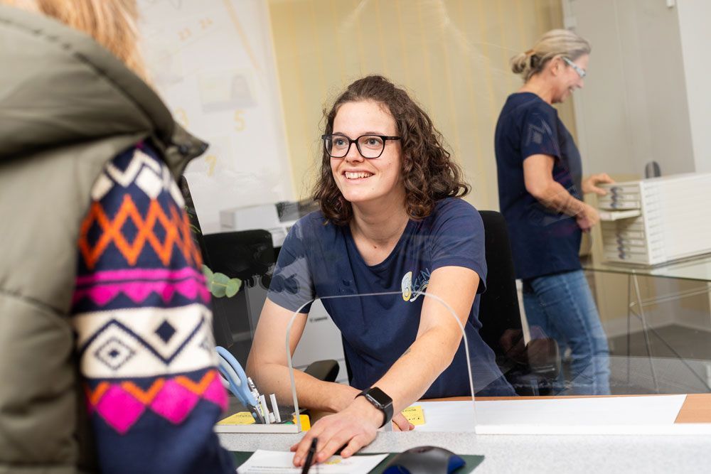Ein Mann bekommt in einem Spa eine Rückenmassage.