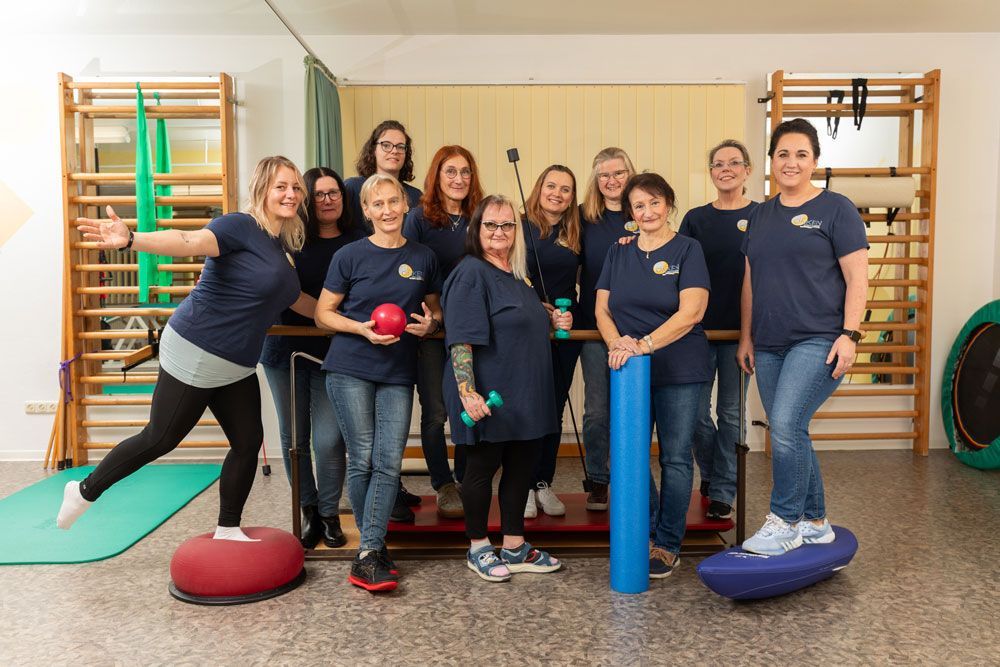 Eine Frau streckt das Bein eines Mannes auf einem Tisch aus.