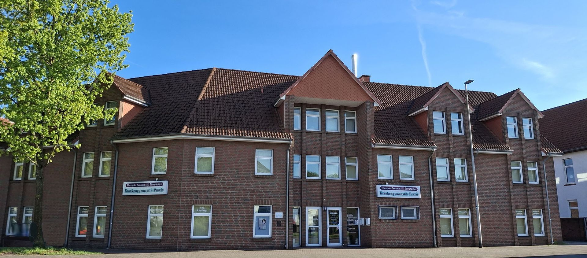 Ein großes Backsteingebäude mit blauem Himmel im Hintergrund