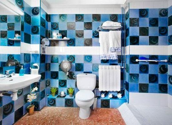 Un bany amb rajoles blaves a quadres i un lavabo