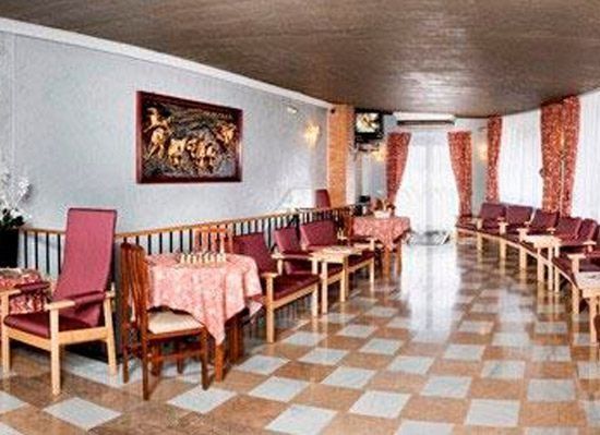 Un restaurant amb taules i cadires i un terra a quadres