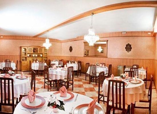 Un menjador amb taules i cadires parades per a un àpat