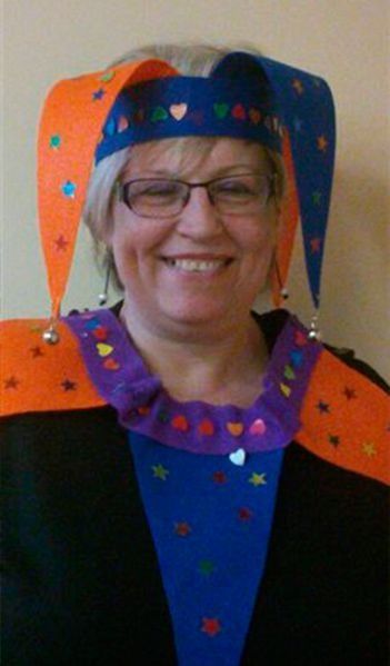 Una dona amb ulleres i un barret de bufó somriu