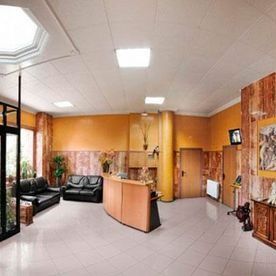 Una habitació gran amb un sofà i un taulell.