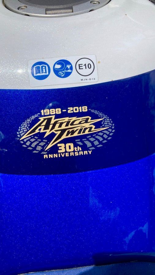 Ein blau-weißes Honda Africa Twin-Motorrad zum 30. Jubiläum