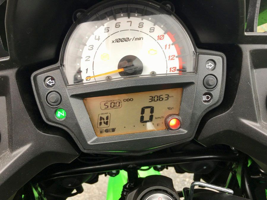 Eine Nahaufnahme eines Tachometers auf einem Motorrad.