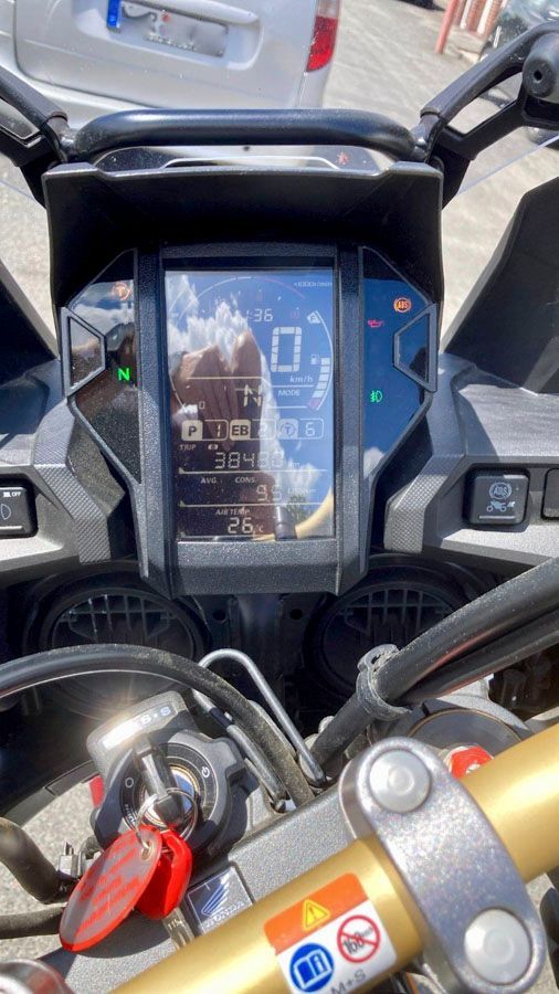 Eine Nahaufnahme des Armaturenbretts eines Motorrads.