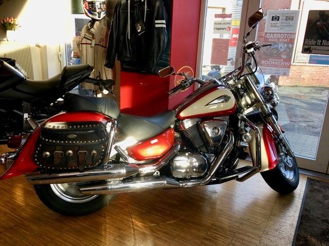 Ein rot-weißes Motorrad steht in einem Geschäft