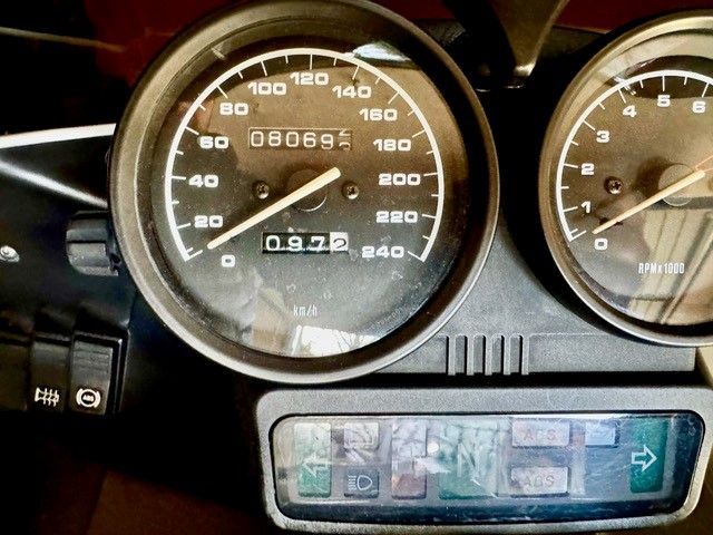 Eine Nahaufnahme eines Tachometers auf einem Motorrad