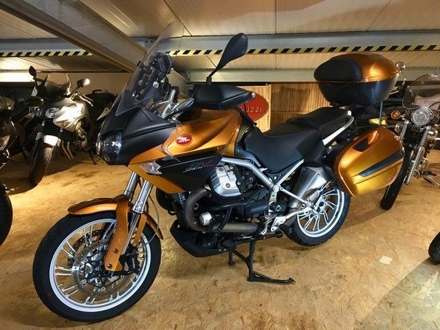 Ein Motorrad ist in einer Garage mit einem Stoppschild im Hintergrund geparkt