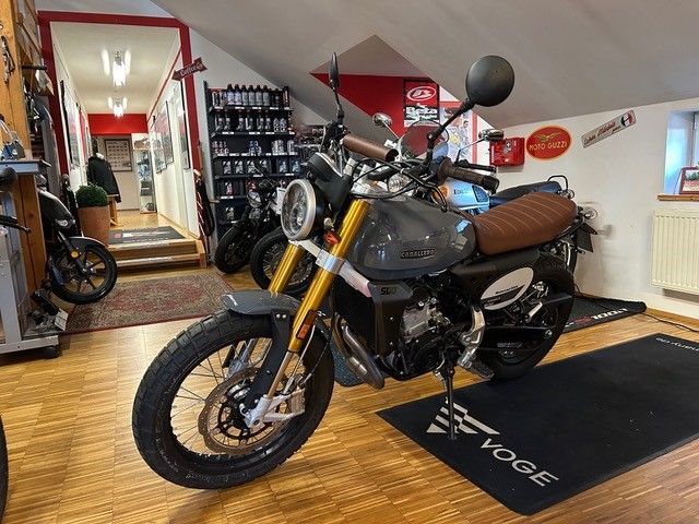 In einem Ausstellungsraum steht ein Motorrad auf einer Matte.