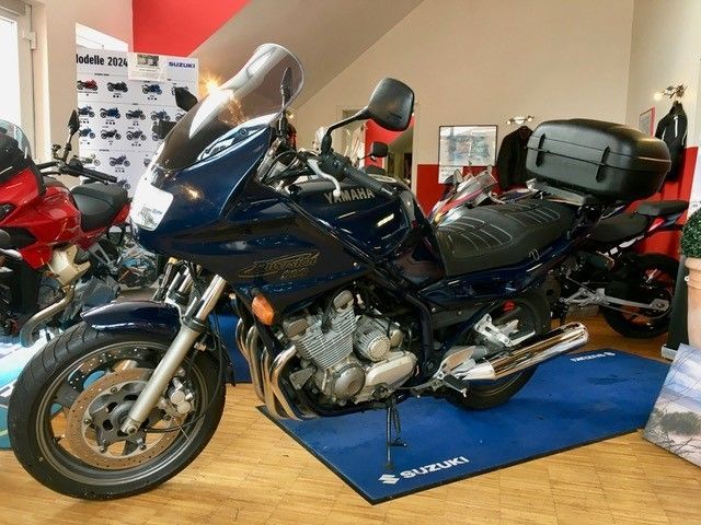 Ein Suzuki-Motorrad steht auf einer blauen Matte in einem Ausstellungsraum.