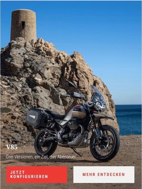 Drei Motorräder sind auf einem Feldweg vor Felsen geparkt