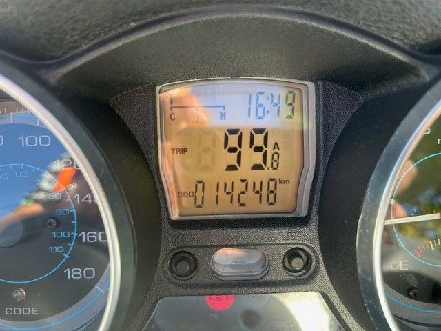 Armaturenbrett mit beleuchtetem Tachometer und Digitalanzeige, die 99 Grad und den Kilometerzählerstand 114248 anzeigt.